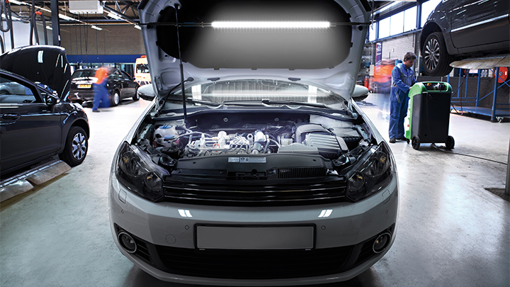 Samoch&oacute;d naprawiany w garażu