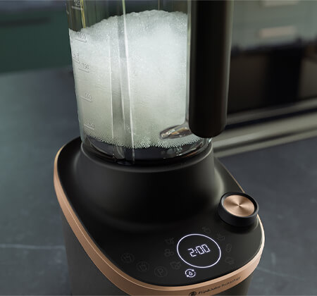 Blender z sokowir&oacute;wką w trakcie programu automatycznego czyszczenia kielicha.
