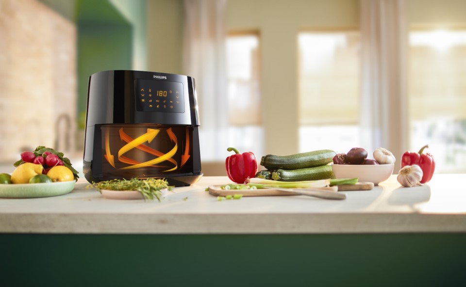 Airfryer Philips Ovi Smart używający powietrza, kt&oacute;re dzięki ciągłej rotacji utrzymuje stałą, wysoką temperaturę. 