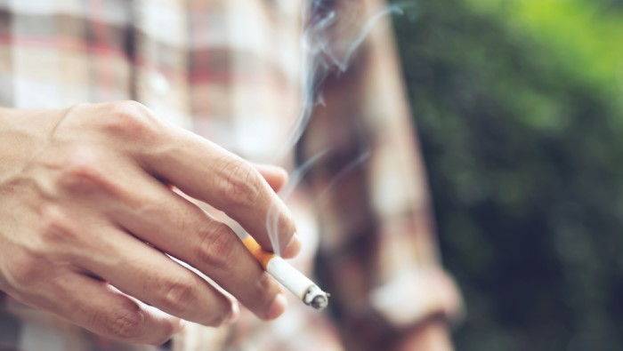 Jak pozbyć się zapachu papieros&oacute;w z ubrań?