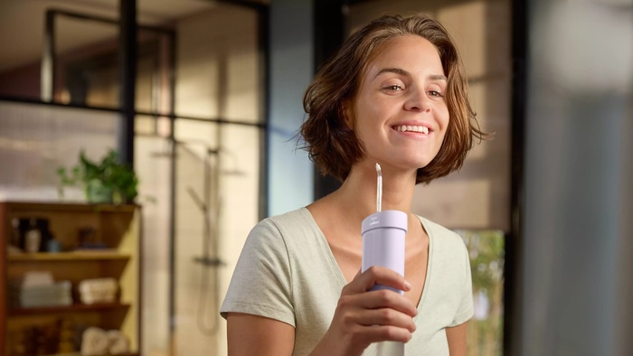 Wielka bitwa o przestrzenie międzyzębowe: irygator kontra nić dentystyczna