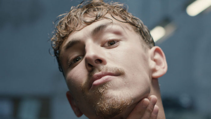 Fryzura crop dla mężczyzny. Komu pasuje french crop?