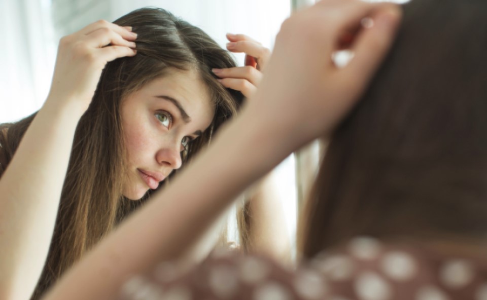 Masaż głowy pomaga ograniczyć wypadanie włos&oacute;w.