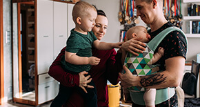 Rodzina stojąca w salonie