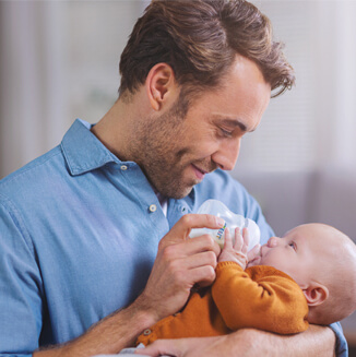 Tata karmiący dziecko butelką